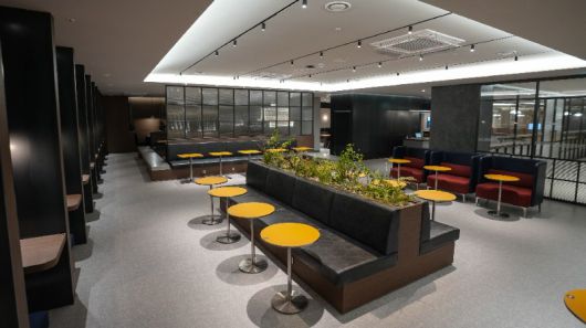 ‘미네르바 라운지’는 카페처럼 개방된 공간에서 본인이 원하는 자리에서 공부할 수 있다. 음료를 주문할 수 있는 무인 로봇 카페도 있다. 시대인재 제공.