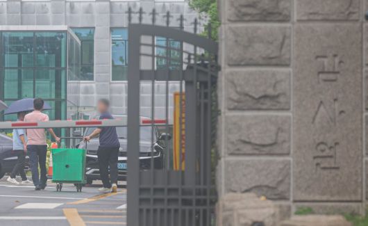 김건희 여사의 각종 의혹을 수사 중인 민중기 특별검사팀이 ‘대통령실 관저 이전 특혜 의혹’과 관련해 감사원을 압수수색 하고 있다. 특검은 감사원이 대통령실 관저 인테리어 공사를 담당했던 업체 ‘21그램’에 대한 감사가 제대로 이뤄졌는지에 대해 살펴볼 예정이다.   사진은 13일 서울 종로구 감사원 모습. 2025.08.13. 뉴시스