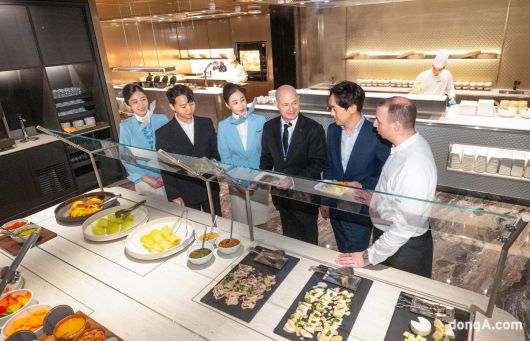 데이빗 페이시(David Pacey) 대한항공 기내식기판 및 라운지 부문 부사장(왼쪽에서 4번째)이 공항 라운지 리뉴얼 사전 공개행사에서 새 단장한 라운지에 대해 설명을 듣고 있다.