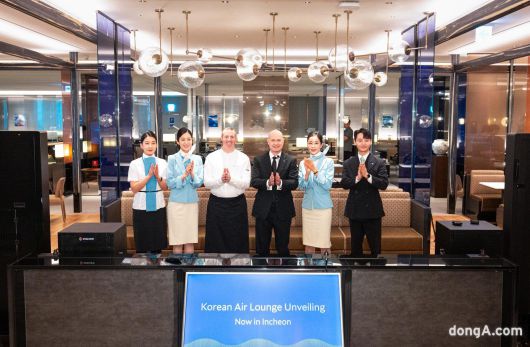 데이빗 페이시(David Pacey) 대한항공 기내식기판 및 라운지 부문 부사장(왼쪽에서 4번째)이 공항 라운지 리뉴얼 사전 공개행사에서 직원들과 기념촬영을 하고 있다.