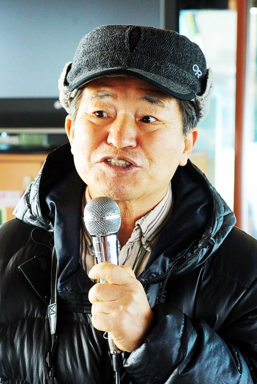 매서운 한파가 기승을 부리는 7일 오후 현대아산 주최로 열린 ‘새박사 윤무부 교수와 함께하는 한강철새탐조유람선’에서 윤무부 교수가 인사말을 하고 있다. 뉴시스