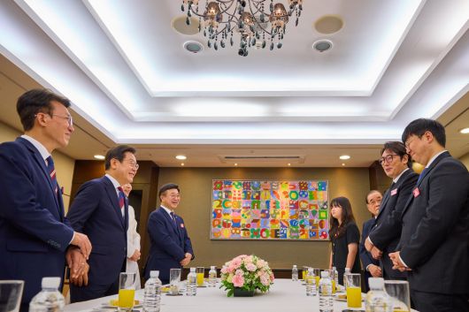 이재명 대통령이 15일 서울 종로구 세종문화회관에서 열린 제80주년 광복절 경축식 사전환담장에서 배우 조진웅에게 영화 ‘독립군: 끝나지 않은 전쟁’에 대해 설명을 듣고 있다. (사진=대통령실 제공) 2025.08.15. photo@newsis.com *재판매 및 DB 금지