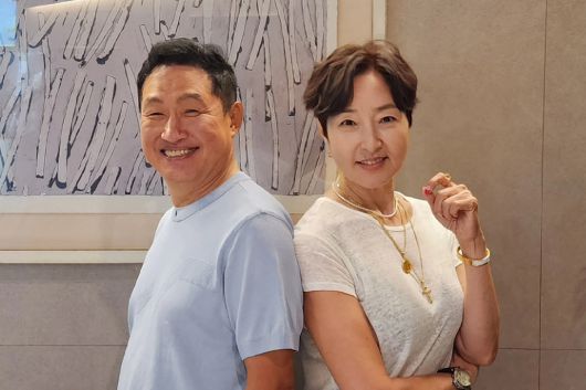 가수로 살면서 이렇게 등 마주 대고 친남매처럼 지낼 줄 알았을까. 잘했다, 만나길. 우리 둘. 수라야! 범룡 오빠!. 유재영 기자 elegant@donga.com