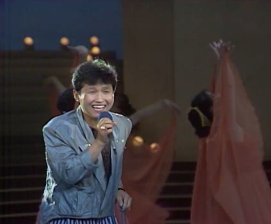 ‘김범룡. 넌 원래부터 웃음과 여유가 있었어. 힘들어도 변하지 않을 나. 남을 여유롭게 해 줄 자신 있는 나.’ KBS 가요톱10 유튜브 캡처