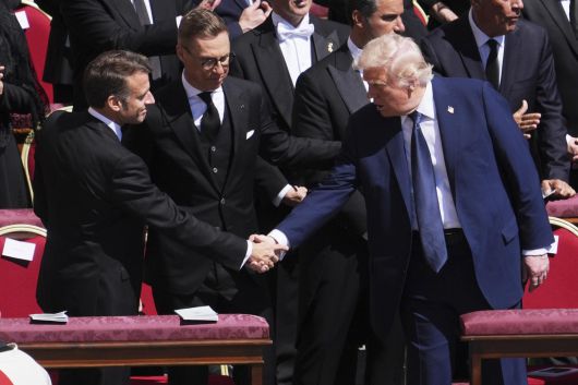 올해 4월 프란치스코 교황의 장례식에서 나란히 앉은 이마뉘엘 마크롱 프랑스 대통령과 스투브 대통령, 트럼프 대통령(왼쪽부터). 스투브 대통령은 키 189cm, 트럼프 대통령은 190cm의 장신이다. 바티칸=AP 뉴시스