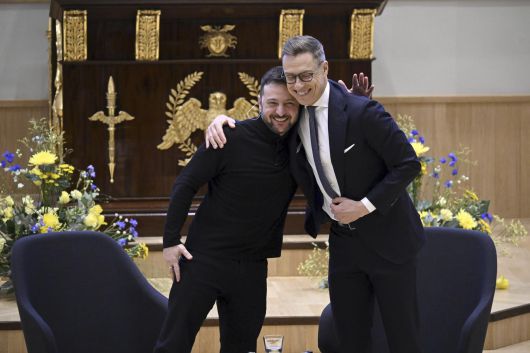 올해 3월 핀란드 수도 헬싱키에서 회담한 볼로디미르 젤렌스키 우크라이나 대통령(왼쪽)과 스투브 대통령. 헬싱키=AP 뉴시스