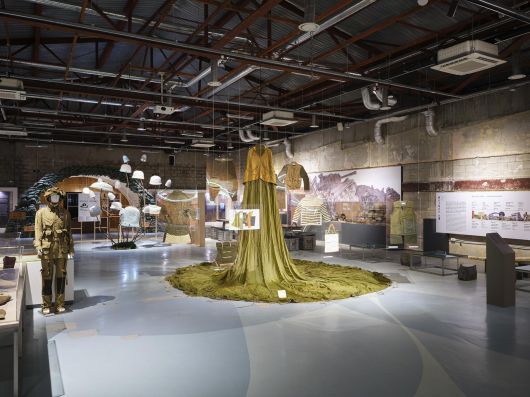 갤러리 그리브스에 전시된 래코드의 ‘전장에서 일상으로 군용 소재’. 작가 및 경기도 제공.