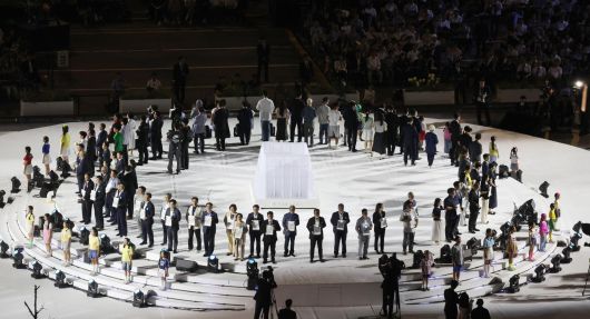 15일 오후 서울 종로구 광화문 광장에서 열린 ‘광복 80년, 국민 주권으로 미래를 세우다’ 제21대 대통령 국민 임명식에서 국민대표 80명이 국민임명장을 들고 입장하고 있다. 2025.08.15 뉴시스