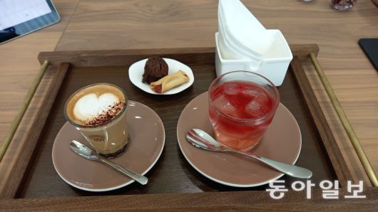 메르세데스-마이바흐 브랜드센터 3층에는 전문 바리스타가 상주하면서 상담고객에게 취향에 맞춘 커피와 차를 내놓는다. 허진석 기자 jameshur@donga.com