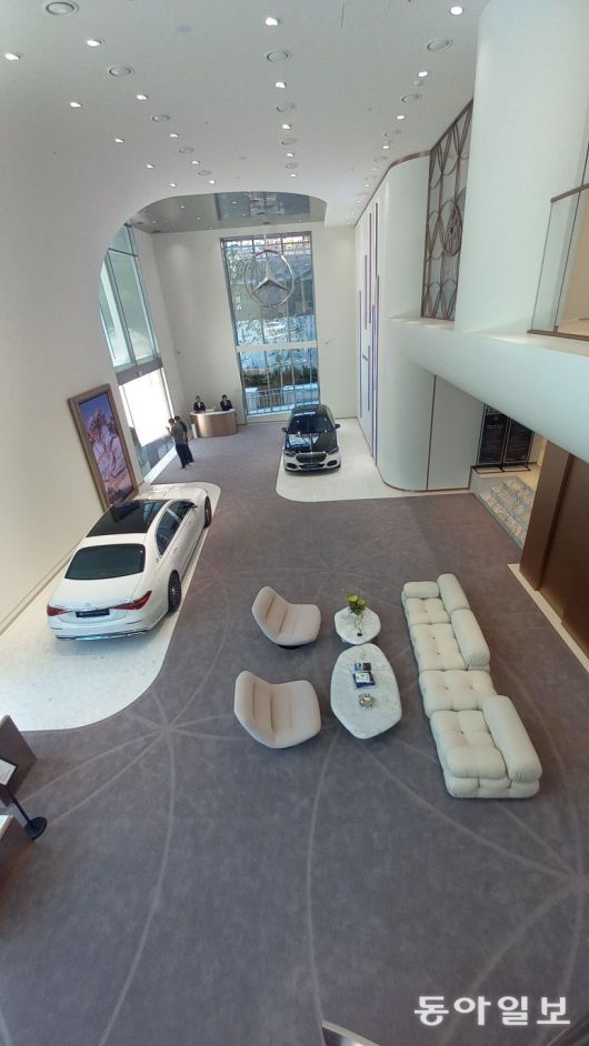 메르세데스-마이바흐 브랜드센터의 나선 계단에서 본 1층 공간. 허진석 기자 jameshur@donga.com