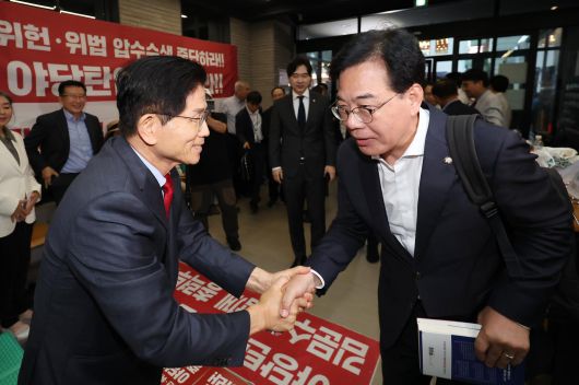 송언석 국민의힘 비상대책위원장 겸 원내대표가 18일 오후 서울 여의도 국민의힘 중앙당사에 들어가며 농성 중인 김문수 당대표 후보와 인사하고 있다.   송 비대위원장은 김건희 여사 의혹을 수사하는 민중기 특별검사팀의 중앙당사 압수수색 영장 집행 마지막 날까지 당사로 집무실을 옮겨 철야 비상 대기할 계획이다. 2025.8.18 (서울=뉴스1)