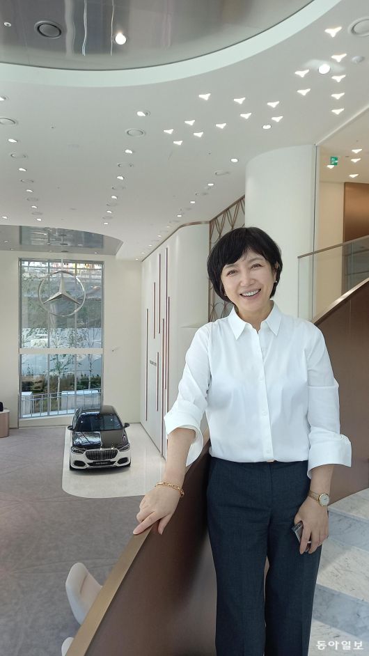 메르세데스-마이바흐 브랜드센터 프로젝트를 총괄한 박재인 아미글로비즈 대표는 “고급스러우면서도 독립적인,  아울러 편안함을 강조한 공간을 구현하는 데 초점을 맞췄다”고 했다. 허진석 기자 jameshur@donga.com