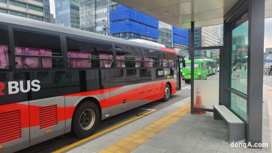 서울 서소문 고가 철거가 시작되면서 출근길 버스들이 광화문 등으로 우회해 시민들이 혼란을 겪었다. 안전 문제로 철거가 불가피했지만 교통 체증 우려도 커지고 있다. 사진은 기존 서소문로 고가도로 운행 루트를 우회해서 광화문에 진입하는 8601 광역버스. 최재호 기자 cjh1225@donga.com