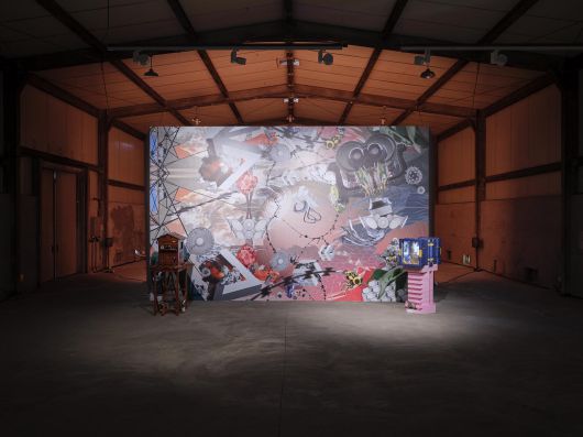 통일촌 수매창고에 전시된 양혜규의 ‘디엠지 비행’(가운데)과 ‘가마벌 신당’(왼쪽), ‘등대벌 이중맨션’(오른쪽). 작가 및 경기도 제공.