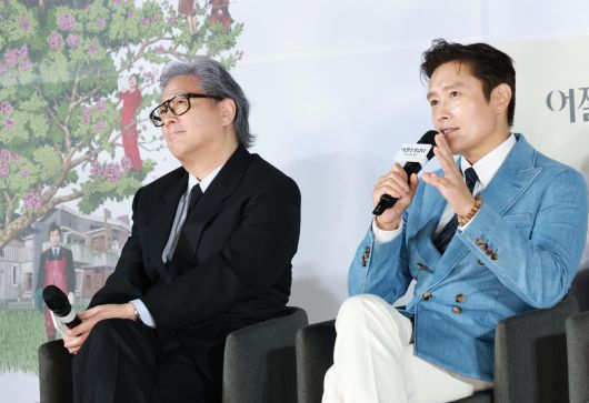 배우 이병헌(오른쪽)이 19일 오전 서울 용산구 CGV용산아이파크몰에서 열린 영화 ‘여쩔수가없다’ 제작보고회에 참석해 박찬욱 감독과의 호흡에 대해 이야기 하고 있다.  ‘어쩔수가없다‘는 ’다 이루었다‘고 느낄 만큼 삶이 만족스러웠던 회사원 만수(이병헌 분)가 덜컥 해고된 후, 아내와 두 자식을 지키기 위해 어렵게 장만한 집을 지켜내기 위해 재취업을 향한 자신만의 전쟁을 준비하며 벌어지는 이야기를 그렸다. 2025.8.19/뉴스1