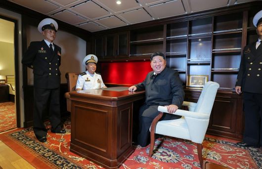 북한 노동당 기관지 노동신문은 김정은 당 총비서가 지난 18일 구축함 ‘최현’호를 방문해 함의 무장체계통합운영시험과정과 구축함 해병들의 훈련 및 생활정형을 료해(점검)했다고 19일 보도했다. (평양 노동신문=뉴스1)