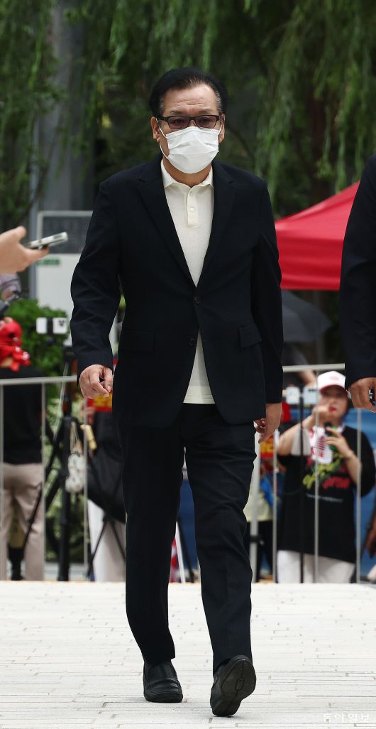 건진법사로 알려진 전성배 씨가 18일 오전 서울 종로구 김건희 특검팀(특별검사 민중기) 사무실에 조사를 받기 위해 출석하고 있다. 전 씨는 김건희 여사의 ‘통일교 청탁 의혹’과 관련된 당사자로 지목돼 특검 수사를 받고 있다. 신원건 기자 laputa@donga.com