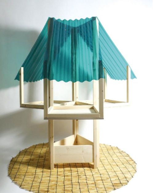 김우경 ‘여름 자리 펴고 선 천장 ’   폴리카보네이트, 나무, 갈대 165X150X150㎝ 2025