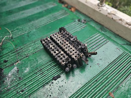 경기도소방재난본부는 19일 경기 동두천시 송내동 아파트 1층 세대에서 화재가 발생했으며, 충전 중이던 캠핑용 리튬이온 배터리에서 불이 난 것으로 보고 정확한 화재 원인을 조사하고 있다고 밝혔다.  사진은 발화 추정 배터리 모습. 2025.8.19/경기도소방재난본부 제공