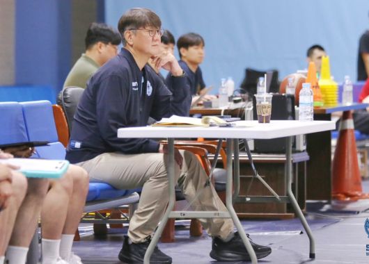 코트 안이든 밖이든 데이터가 있어야 마음이 편하다는 손창환 프로농구 소노 감독. 소노 스카이거너스 제공