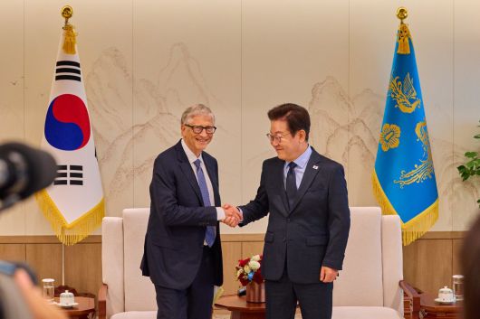 이재명 대통령이 21일 서울 용산 대통령실에서 빌 게이츠 게이츠재단 이사장을 접견하고 있다.2025.8.21/대통령실 제공