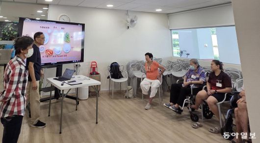 베독 AAC에서 치매 환자를 대상으로 ‘올바른 식생활 가이드’ 수업을 진행하고 있다. 싱가포르=조유라 기자 jyr0101@donga.com