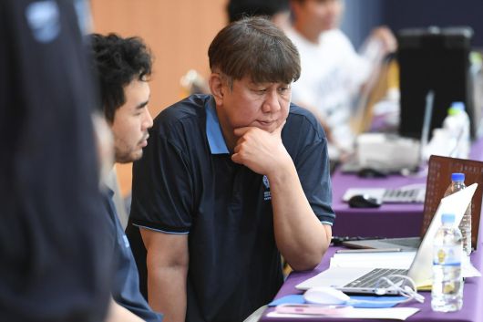 손창환 프로농구 소노 감독이 코트에서 선수들의 훈련 영상 데이터를 유심히 살펴보고 있다. KBL 제공