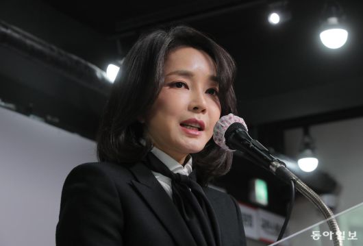 2021년 12월 당시 윤석열 국민의힘 대선 후보의 배우자 김건희 여사가 허위 경력 등에 대해 입장을 밝히고 있다. 송은석 기자 silverstone@donga.com