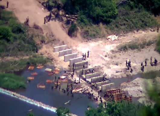 북한이 9일부로 남한과 연결된 도로·철길을 단절하고 방어 구조물을 구축하겠다고 밝혔다.  이날 조선인민군(북한군) 총참모부는 대외매체 조선중앙통신에 공개한 보도문에서 “공화국의 남쪽 국경일대에서 일촉즉발의 전쟁위기가 날로 고조되고 있는 엄중한 사태에 대처하여 조선인민군 총참모부는 우리 공화국의 주권행사 령역과 대한민국 령토를 철저히 분리시키기 위한 실질적인 군사적 조치를 취한다는 것을 공포한다”고 했다.  사진은 지난 6월18일 북한군 수십명이 전선지역에 투입된 모습. (합참 제공) 2024.6.18/뉴스1