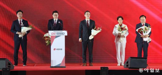 22일 충북 청주시 청주오스코에서 열린 국민의힘 제6차 전당대회에서 선출된 청년최고위원과 최고위원들이 단상에 서 있다. 왼쪽부터 우재준 청년최고위원, 신동욱, 김민수, 양향자, 김재원 최고위원. 2025.8.22  장승윤 기자 tomato99@donga.com