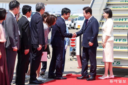 한일정상회의 참석차 일본을 방문한 이재명 대통령과 부인 김혜경 여사가 23일 하네다 국제공항에 도착해 영접 관계자들과 인사를 하고 있다. 2025.08.23 송은석 기자 silverstone@donga.com