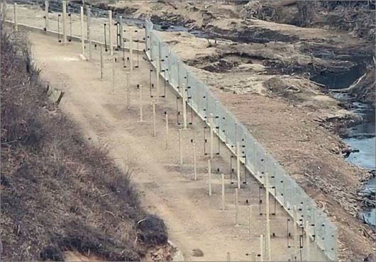 북한군이 남북 접경지 일대의 ‘국경선화’(남북 단절 조치) 작업의 일환에서 전기절책을 군사분계선 일대에 설치하는 모습. (합동참모본부 제공) 2024.12.23/뉴스1