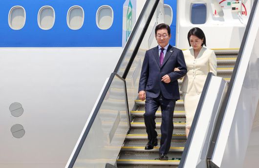 한일정상회의 참석차 일본을 방문한 이재명 대통령과 부인 김혜경 여사가 23일 하네다 국제공항에 도착해 공군 1호기에서 내리고 있다. 2025.08.23 송은석 기자 silverstone@donga.com