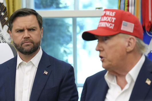 22일 백악관 집무실에서 밴스(왼쪽)가 트럼프 대통령을 바라보고 있다. 워싱턴=AP 뉴시스