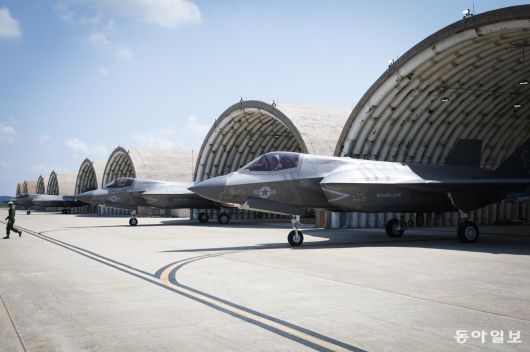 22일 비행 전 점검을 마친 F-35B 편대가 격납고에서 나와 활주로로 향하고 있다. 군산=박형기 기자 oneshot@donga.com