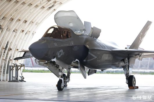 미 해병대 211 전투공격비행대대 소속 F-35B 스텔스전투기가 22일 전북 군산 공군기지에서 전개 훈련에 나서기 전 격납고에서 비행 전 점검을 하고 있다. 군산=박형기 기자 oneshot@donga.com