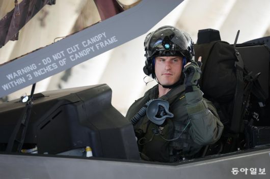 22일 F-35B 조종사가 정비사들에 비행 전 이상이 없다는 수신호를 보내고 있다. 군산=박형기 기자 oneshot@donga.com