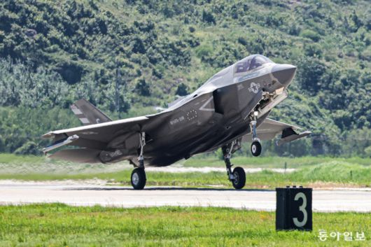 22일 미 해병대 211 전투공격비행대대 소속 F-35B가 훈련 비행을 마친 뒤 군산 미 공군기지에 착륙하고 있다. 군산=박형기 기자 oneshot@donga.com