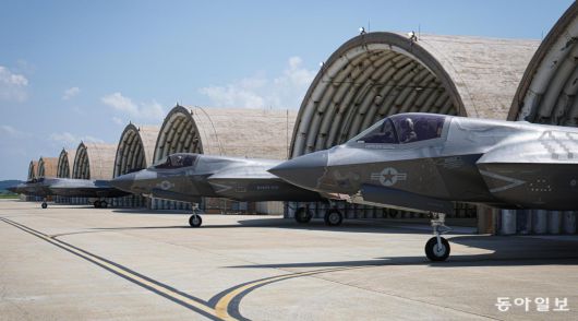 미 전략자산인 F-35B 스텔스 전투기들이 22일 전북 군산 공군기지에서 전개 훈련을 하며 이륙하기 위해 활주로로 이동하고 있다. 군산=박형기 기자 oneshot@donga.com