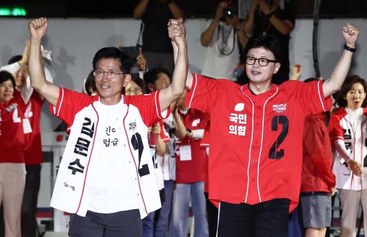 김문수 국민의힘 대통령 후보가 제21대 대통령 선거를 하루 앞둔 2일 오후 서울 중구 서울시청 앞 광장에서 열린 ‘울려라 함성, 들어라 승리의 메아리’ 피날레 유세에서 한동훈 전 대표와 손을 맞잡고 있다. 2025.6.2/뉴스1