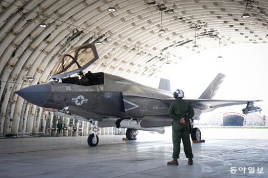 미 해병대 211 전투공격비행대대(VFMA, Marine Fighter Attack Squadron) 소속 F-35B 편대가 지난 22일 전북 군산 공군기지에서 전개 훈련에 나서기 전 격납고에서 비행 전 점검을 하고 있다. 군산=박형기 기자 oneshot@donga.com