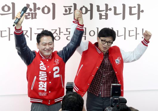 한동훈 국민의힘 총괄선대위원장이 22일 오전 충남 보령시 서천군 장동혁 후보 선거사무소 개소식에서 장 후보와 함께 지지자들을 향해 인사하고 있다. 2024.3.22/사진공동취재단