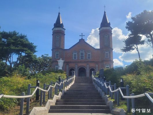 드라마 촬영지로도 유명한 당진 합덕 성당. 당진=이진구 기자 sys1201@donga.com