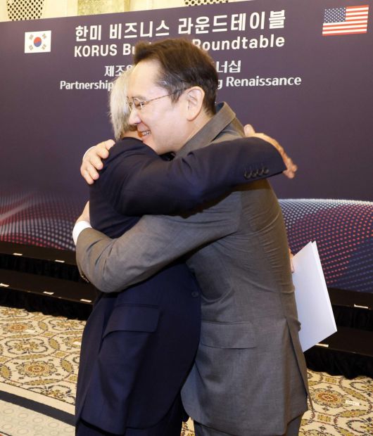 이재용 삼성전자 회장과 젠슨황 엔비디아 CEO가 25일(현지시간) 미국 워싱턴DC 윌라드 호텔에서 열린 한미 비즈니스 라운드 테이블에서 포옹하며 인사하고 있다. 2025.08.25 대통령실사진기자단