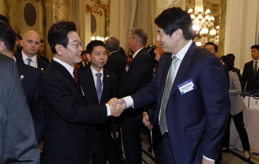 이재명 대통령이 25일(현지시간) 미국 워싱턴DC 윌라드 호텔에서 열린 한미 비즈니스 라운드 테이블에 입장하며 제이슨 권 OpenAI CEO와 인사하고 있다. 2025.08.25 대통령실사진기자단