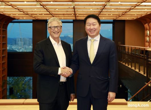 최태원 SK그룹 회장(오른쪽)과 빌 게이츠 게이츠재단 이사장이 악수를 하고 있다.