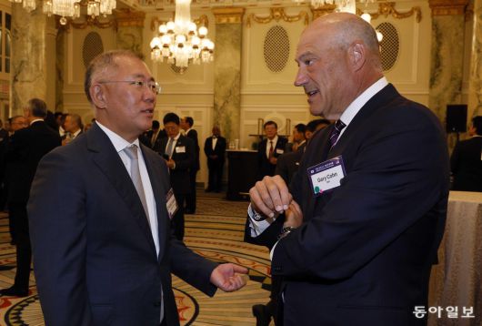 정의선 현대차 회장이  25일(현지시간) 미국 워싱턴DC 윌라드 호텔에서 열린 한미 비즈니스 라운드 테이블에서 개리 콘 IBM 부사장과 대화하고 있다. 워싱턴=송은석 기자 silverstone@donga.com