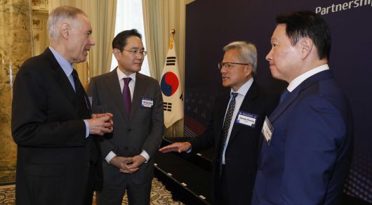 이재용 삼성전자 회장, 최태원 SK그룹 회장, 젠슨황 엔비디아 CEO가 25일(현지시간) 미국 워싱턴DC 윌라드 호텔에서 열린 한미 비즈니스 라운드 테이블에서 대화를 하고 있다. 2025.08.25 대통령실사진기자단