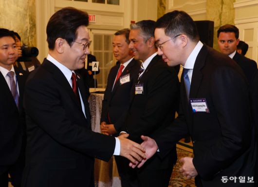 이재명 대통령이 25일(현지시간) 미국 워싱턴DC 윌라드 호텔에서 열린 한미 비즈니스 라운드 테이블에 입장하며 구광모 LG그룹 회장과 인사하고 있다. 워싱턴=송은석 기자 silverstone@donga.com