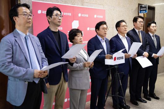 국회 법제사법위원회 국민의힘 위원들이 26일 서울 여의도 국회에서 성명을 발표하고 추미애 법사위원장의 일방적 의사진행을 규탄하고 있다. 왼쪽부터 곽규택, 주진우, 조배숙, 박형수, 송석준, 신동욱, 박준태 의원. 2025.8.26/뉴스1